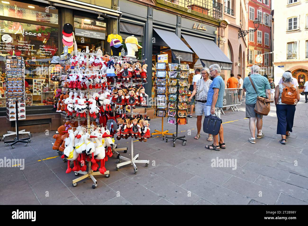 Strasburgo, Francia - 5 settembre 2023: Turisti di fronte al negozio di souvenir con cicogne e biglietti d'auguri Foto Stock