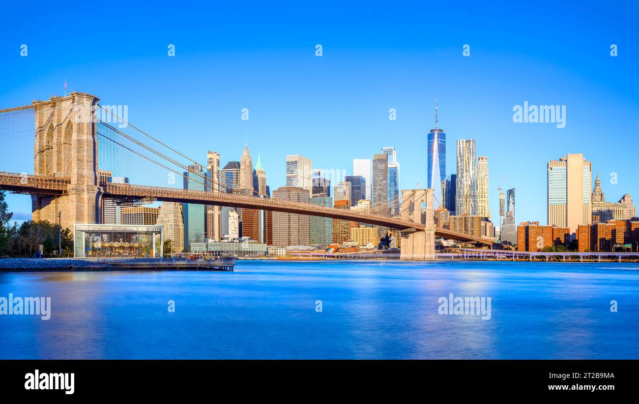 lo skyline di new york all'alba Foto Stock