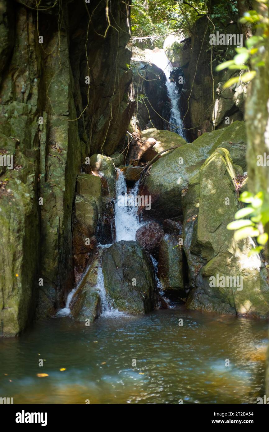 Cascata a più livelli in pietre nella foresta tropicale della Thailandia. Orizzontale verticale. Foto Stock
