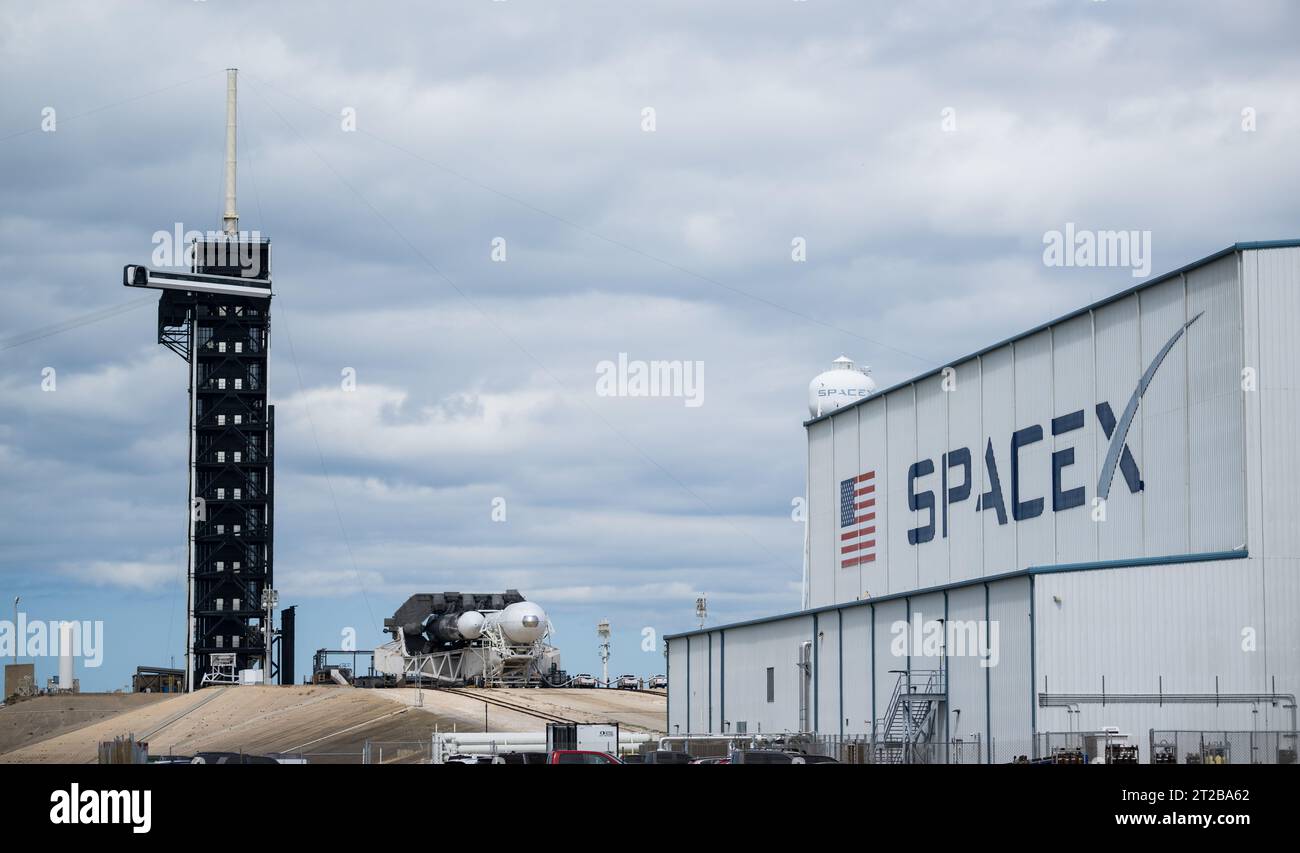 Il razzo Falcon Heavy SpaceX che trasporta la navicella Psyche della NASA viene lanciato al Launch Complex 39A, Kennedy Space Center, Florida, il 10 ottobre 2023. Psyche si recherà in un asteroide ricco di metalli tra Marte e Giove e porterà la dimostrazione della tecnologia Deep Space Optical Communications. Foto Stock