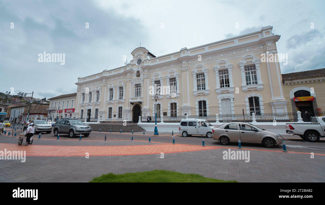Otavalo, Imbabura / Ecuador - 14 ottobre 2023: Veicoli che passano di fronte all'edificio del quartier generale del comune cittadino durante una giornata nuvolosa Foto Stock