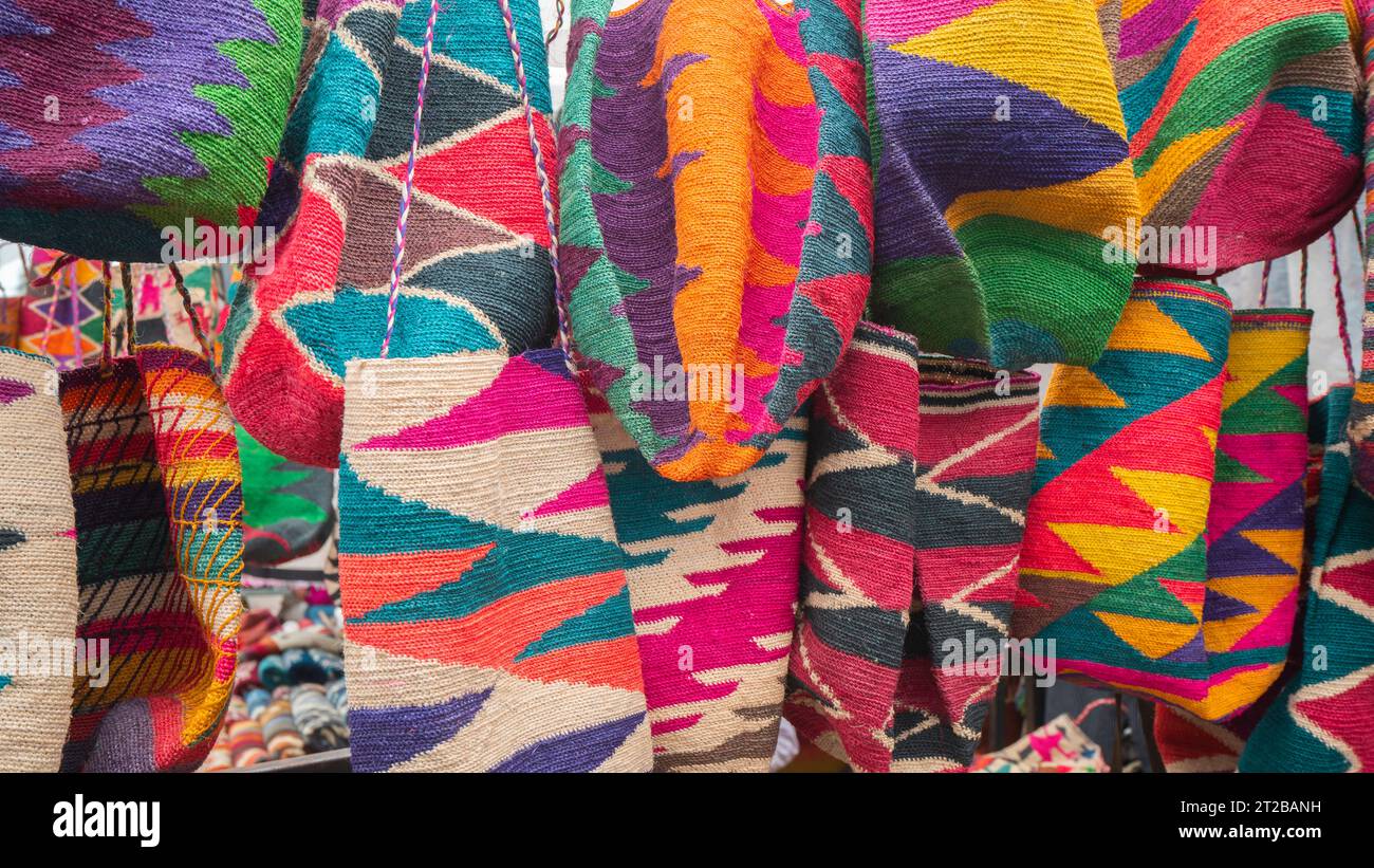 Otavalo, Imbabura / Ecuador - 14 ottobre 2023: Primo piano delle Shigras appese in vendita nella Plaza de los Ponchos nella città di Otavalo. Shigra è un ha Foto Stock