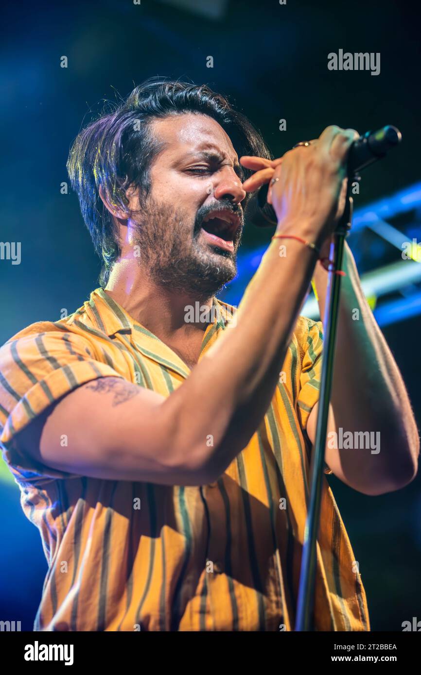 Milano, Italia. 17 ottobre 2023. La band americana YOUNG THE GIANT si esibisce dal vivo sul palco del Circolo Magnolia durante il "UK & European Tour 2023". Crediti: Rodolfo Sassano/Alamy Live News Foto Stock