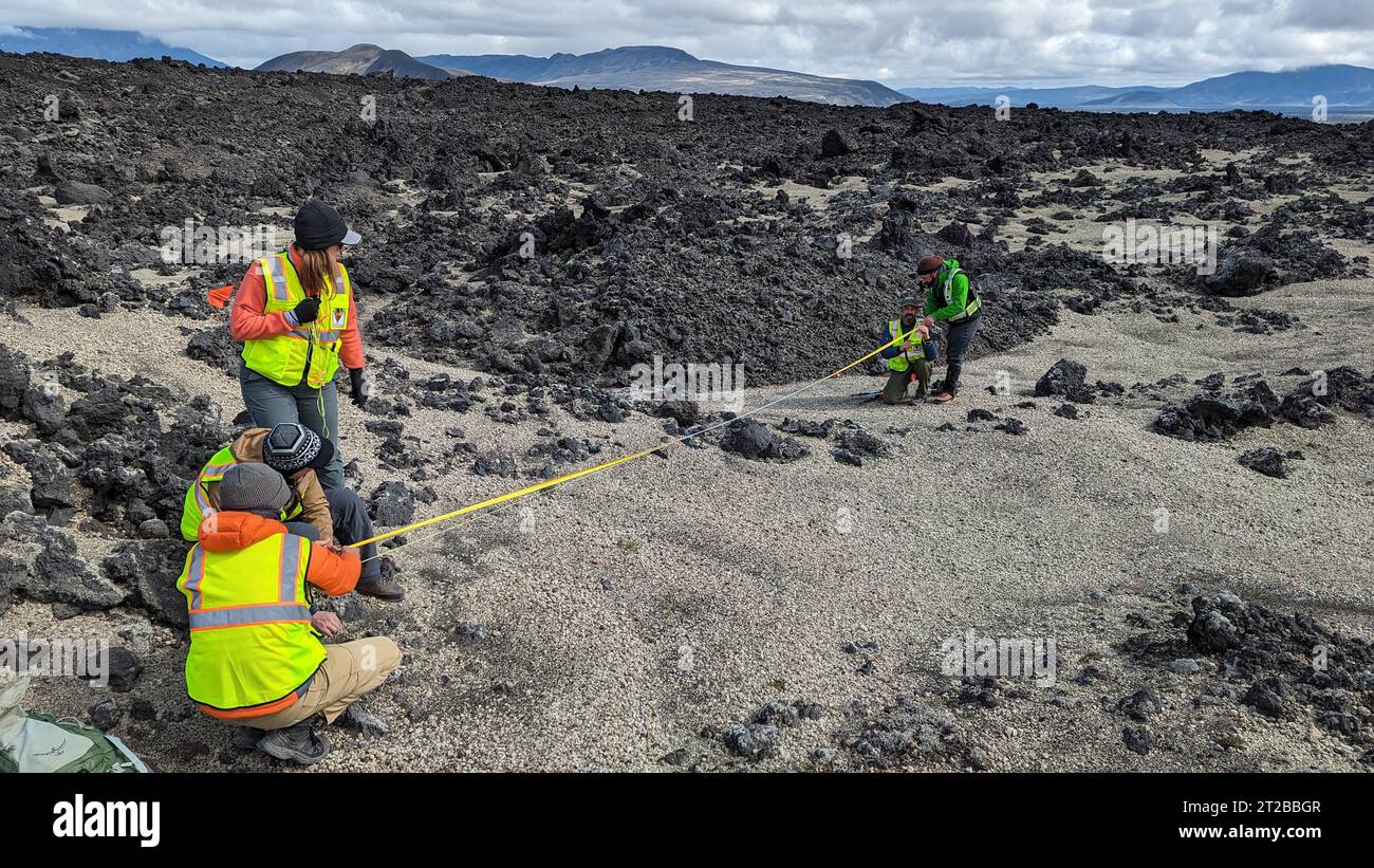 . Gli scienziati DELLA VERITAS studiano il terreno roccioso in Islanda. Durante la loro campagna sul campo in Islanda nell'agosto 2023, i membri del team scientifico internazionale della missione VERITAS (Venus Emissivity, radio Science, InSAR, Topography, and Spectroscopy) della NASA si preparano per l'imaging lidar (Light Detection and Ranging) delle rocce in un'area di studio. Le misurazioni LiDAR di terreni rocciosi possono fornire informazioni sul materiale, ad esempio la ruvidità della superficie. Mentre il team scientifico guidato dal Jet Propulsion Laboratory della NASA ha raccolto dati lidar sul terreno, i loro partner dal German Aerospace Center (Deutsches Zentrum für Luft- un Foto Stock