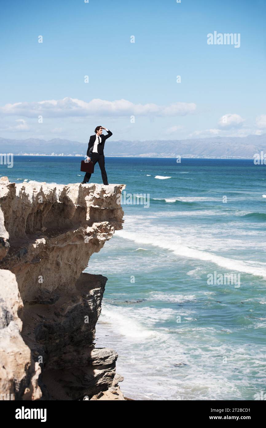 Uomo d'affari e di pensiero a due passi dall'oceano per opportunità, risoluzione dei problemi e soluzione. Professionale, fallimentare e aziendale confuso Foto Stock