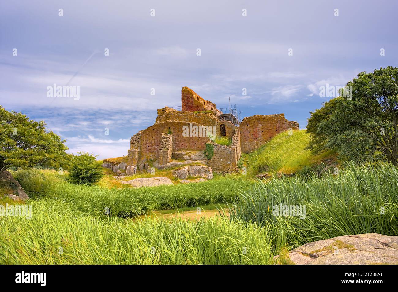 Le rovine dell'antico castello di Hammershus a nord di Bornholm, Danimarca Foto Stock