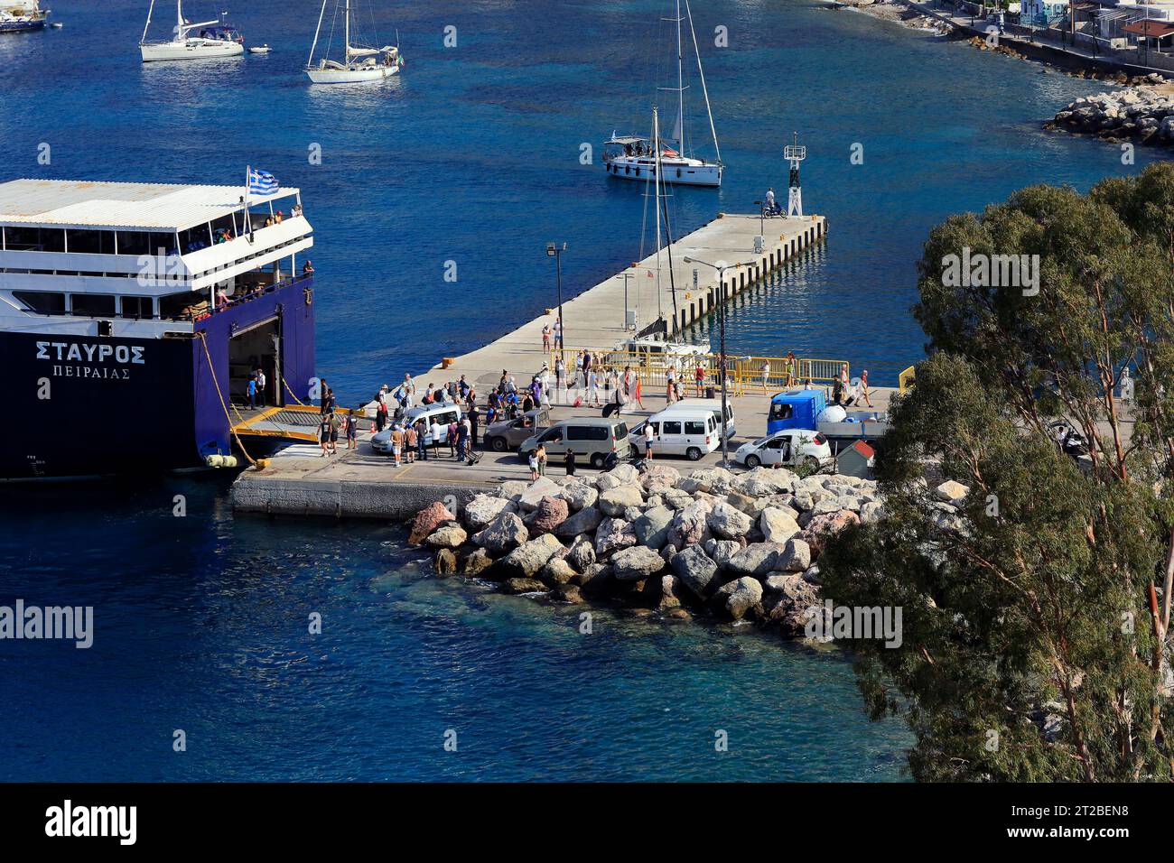 Il traghetto Stavros imbarca e sbarca passeggeri e merci al porto di Livadia, Tilos. Maggio / giugno 2023 Foto Stock