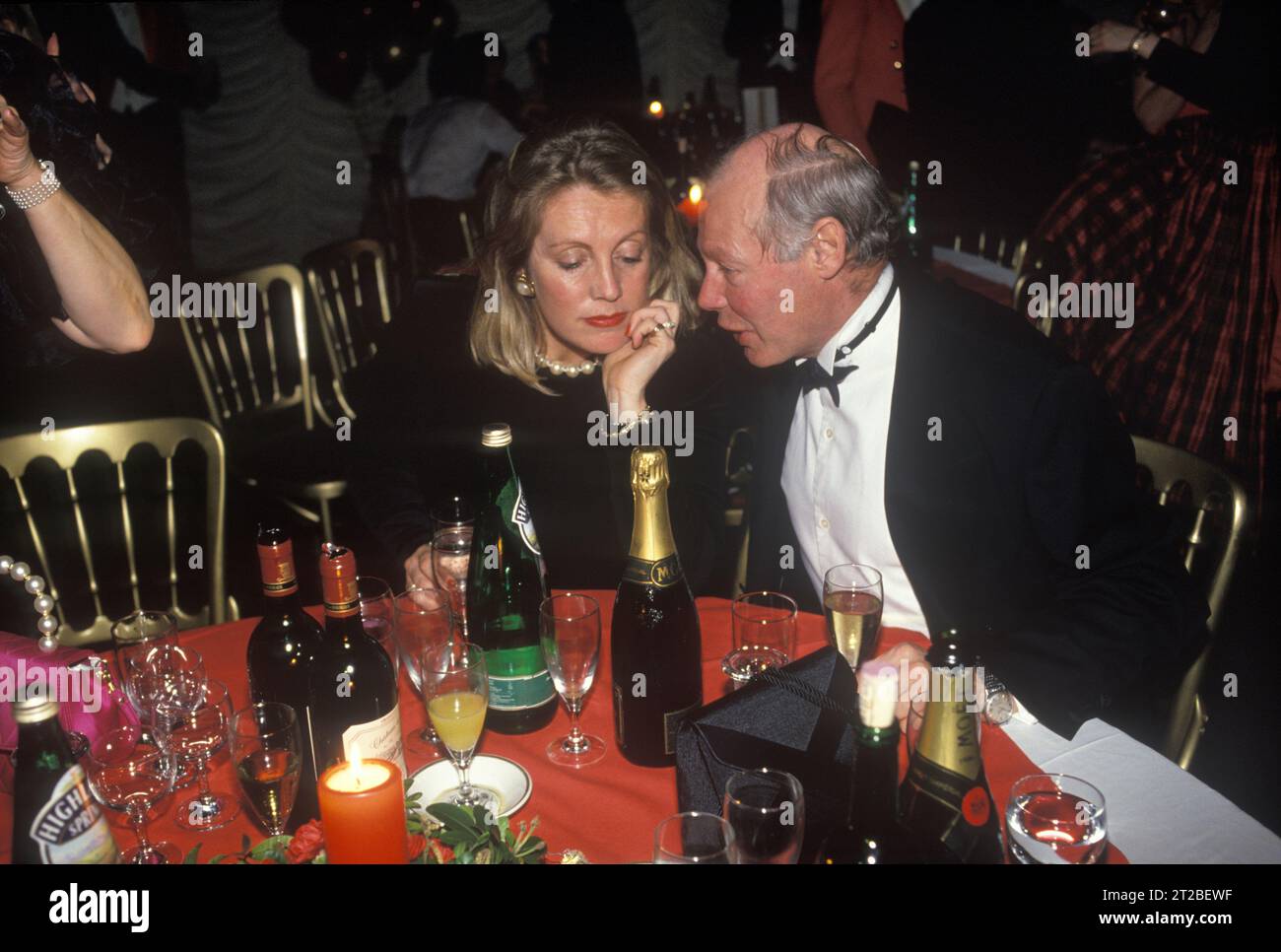 Chiacchierare con una donna, un po' troppo per bere troppo vicino per conforto. Cena danzante Black tie al Tysoe Manor, Tysoe, Warwickshire, Inghilterra, aprile 1982. 1980S UK HOMER SYKES. Foto Stock