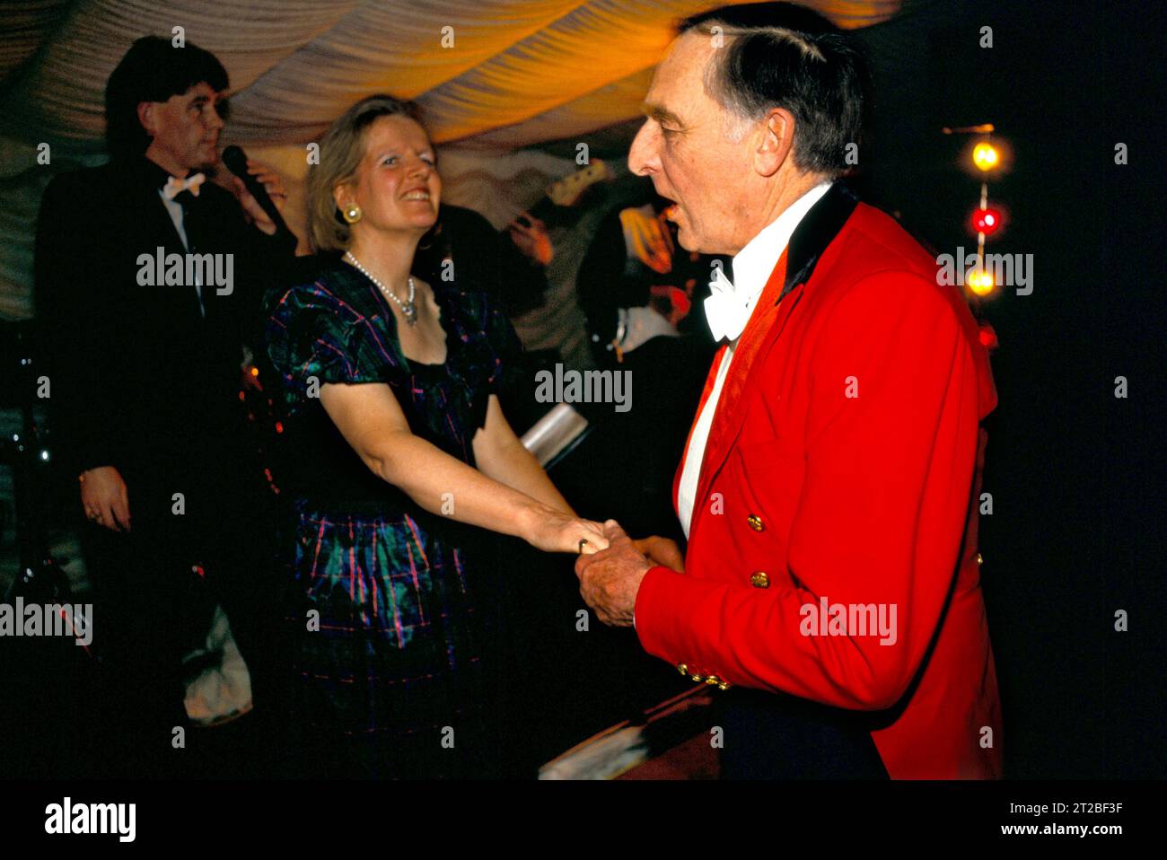 Hunt Ball, coppia di anziani che ballano al Warwickshire Hunt Ball, un Master of the Foxhounds MFH di caccia rosa. Il ballo di caccia a Tysoe Manor celebra la fine della stagione di caccia. Tysoe, Warwickshire, Inghilterra aprile 1982. 1980S UK HOMER SYKES. Foto Stock