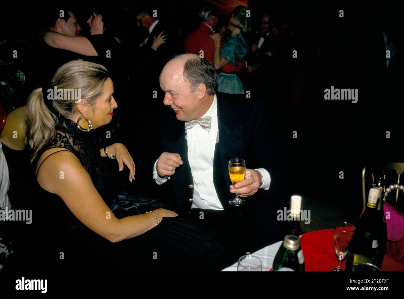 Conversazione animata uomo di mezza età e donna. Cena danzante Black Tie al Tysoe Manor, Tysoe, Warwickshire, Inghilterra, aprile 1982. 1980S UK HOMER SYKES. Foto Stock