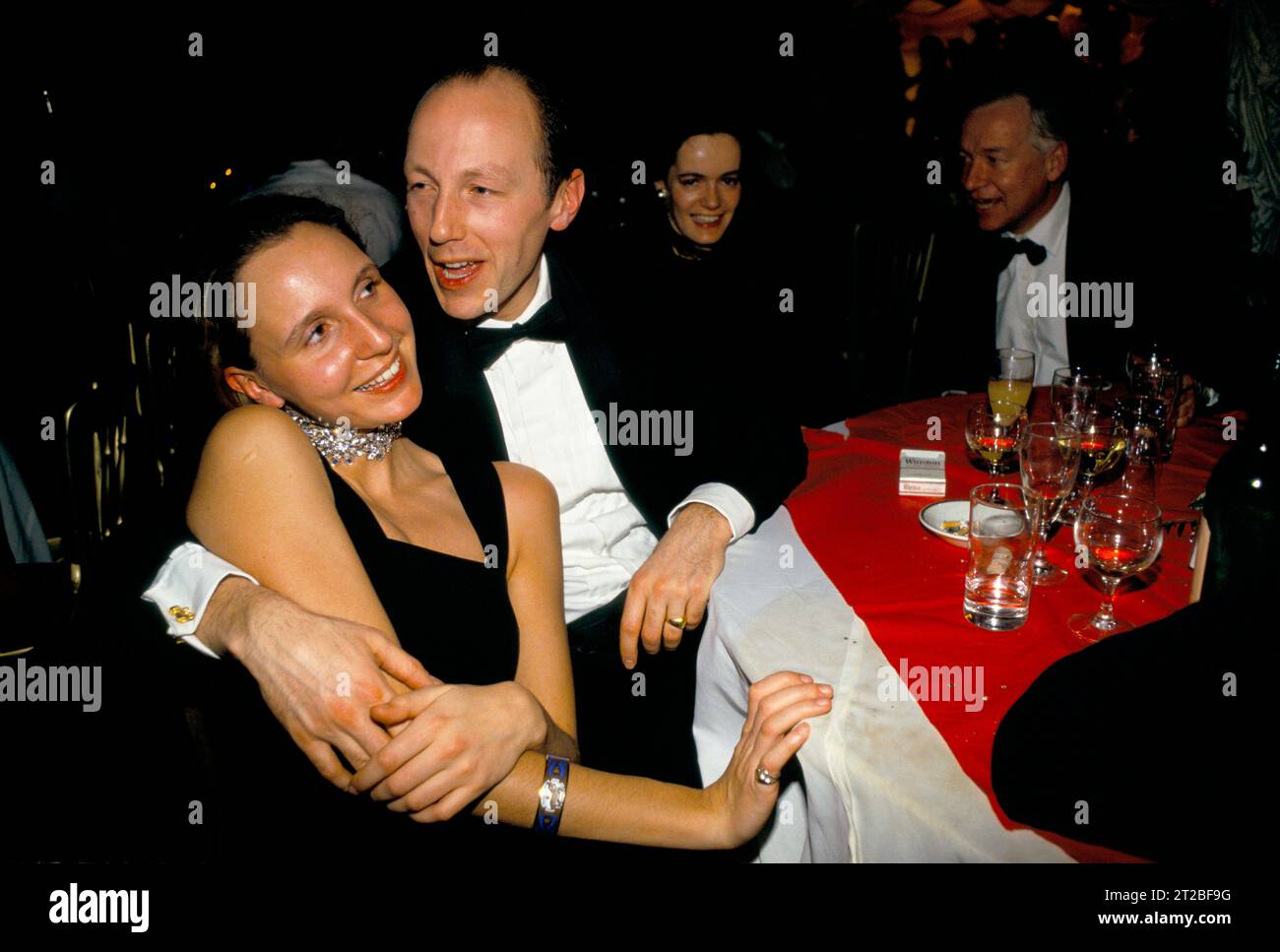 Evento Black tie 1980S.. Coppia che si diverte. Cena danzante al Tysoe Manor, Tysoe, Warwickshire, Inghilterra, aprile 1982. 1980S UK HOMER SYKES. Foto Stock
