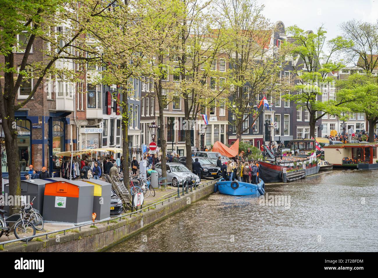 Quartiere a luci rosse di Amsterdam per la celebrazione del giorno del Re, vista sul fiume Amstel. AMSTERDAM, PAESI BASSI-28 APRILE 2019 Foto Stock