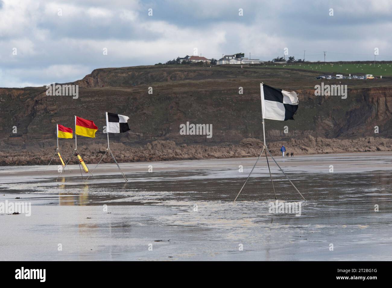 Bandiere di sicurezza per i nuotatori su una spiaggia del Regno Unito Foto Stock