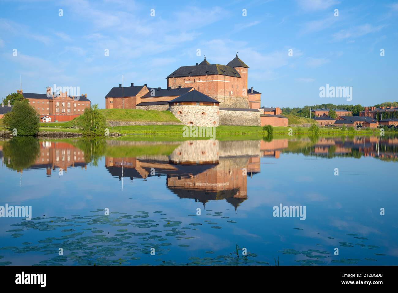 Vista dell'antica fortezza della città di Hameenlinna in una soleggiata mattinata di luglio. Finlandia Foto Stock