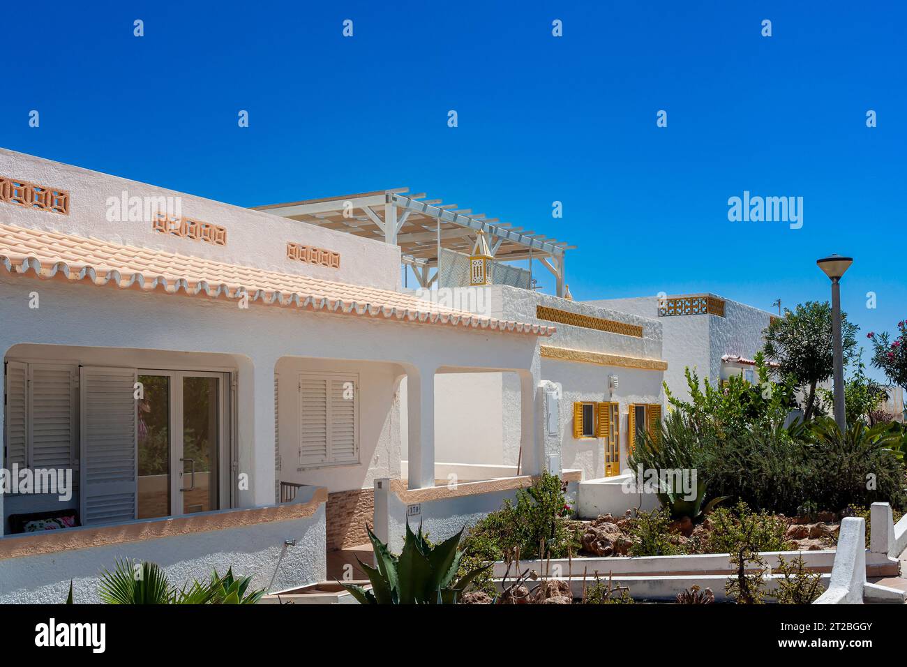 Splendida casa portoghese bianca e gialla sull'isola di Farol nel distretto di Faro, Algarve, Portogallo Foto Stock