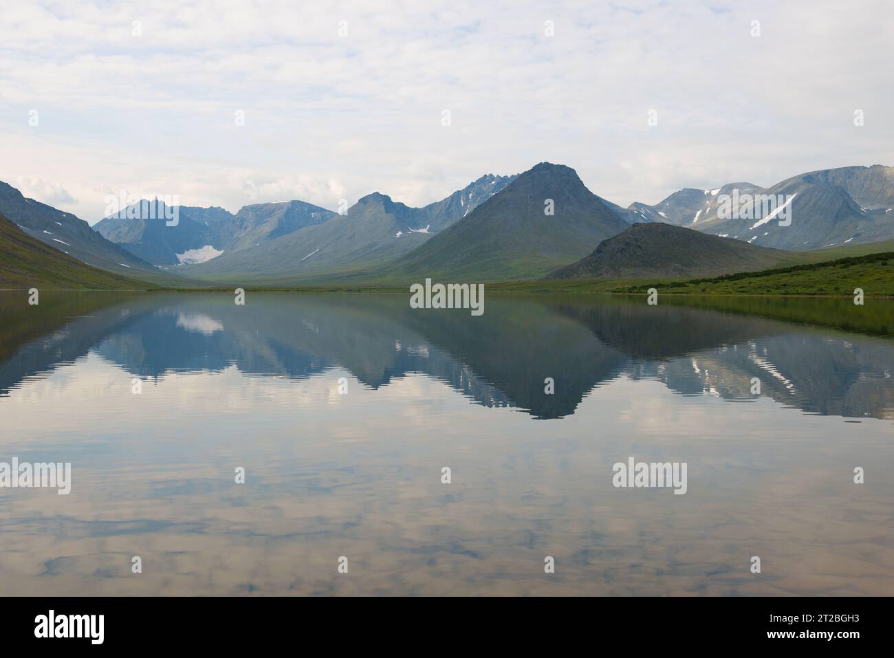 Panorama del lago Big Hadatayoganlor in una nuvolosa giornata di agosto. Yamal, Russia Foto Stock