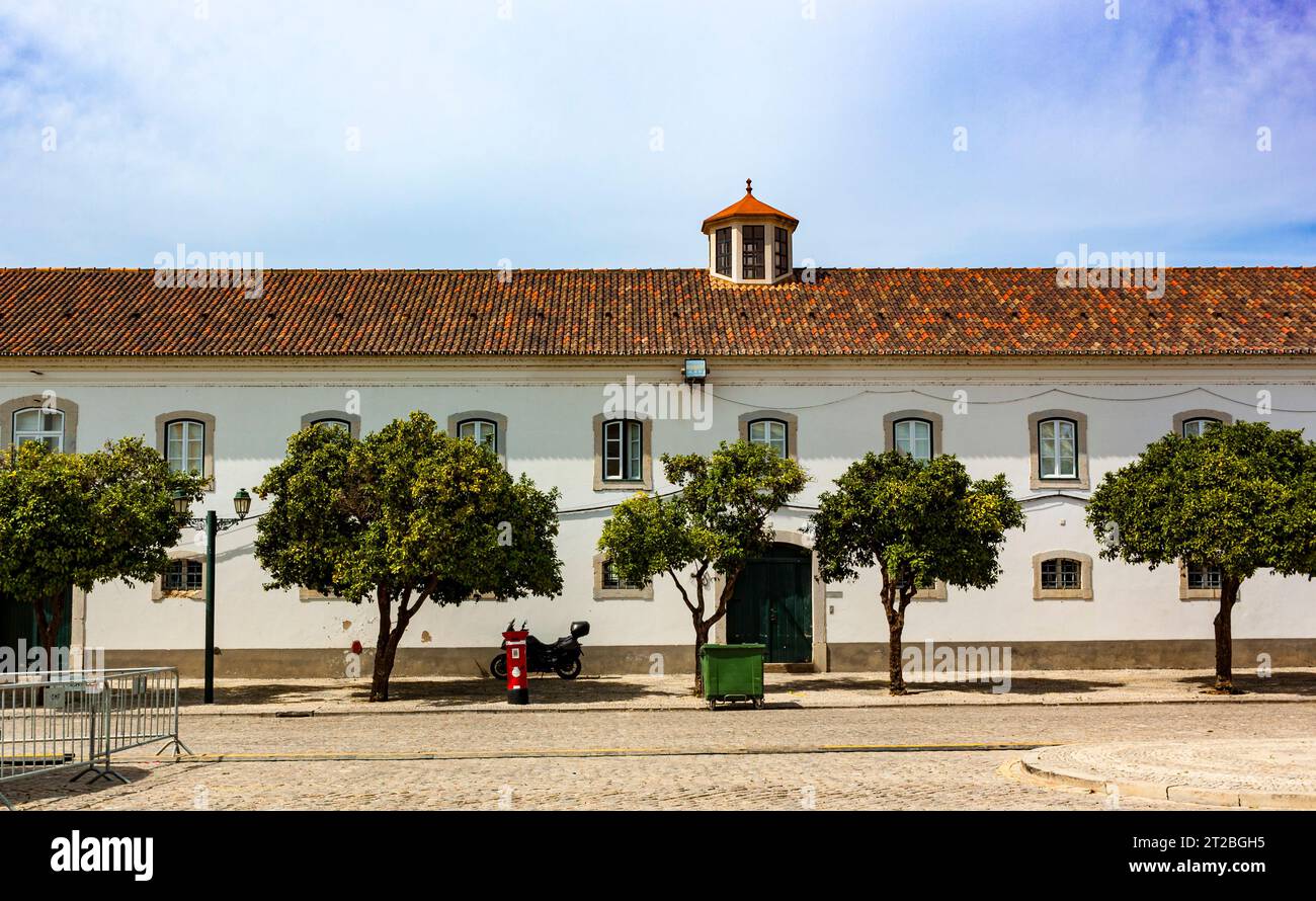 Vista dell'edificio nel Praca largo de se nel centro della città, Faro, Algarve, Portogallo Foto Stock