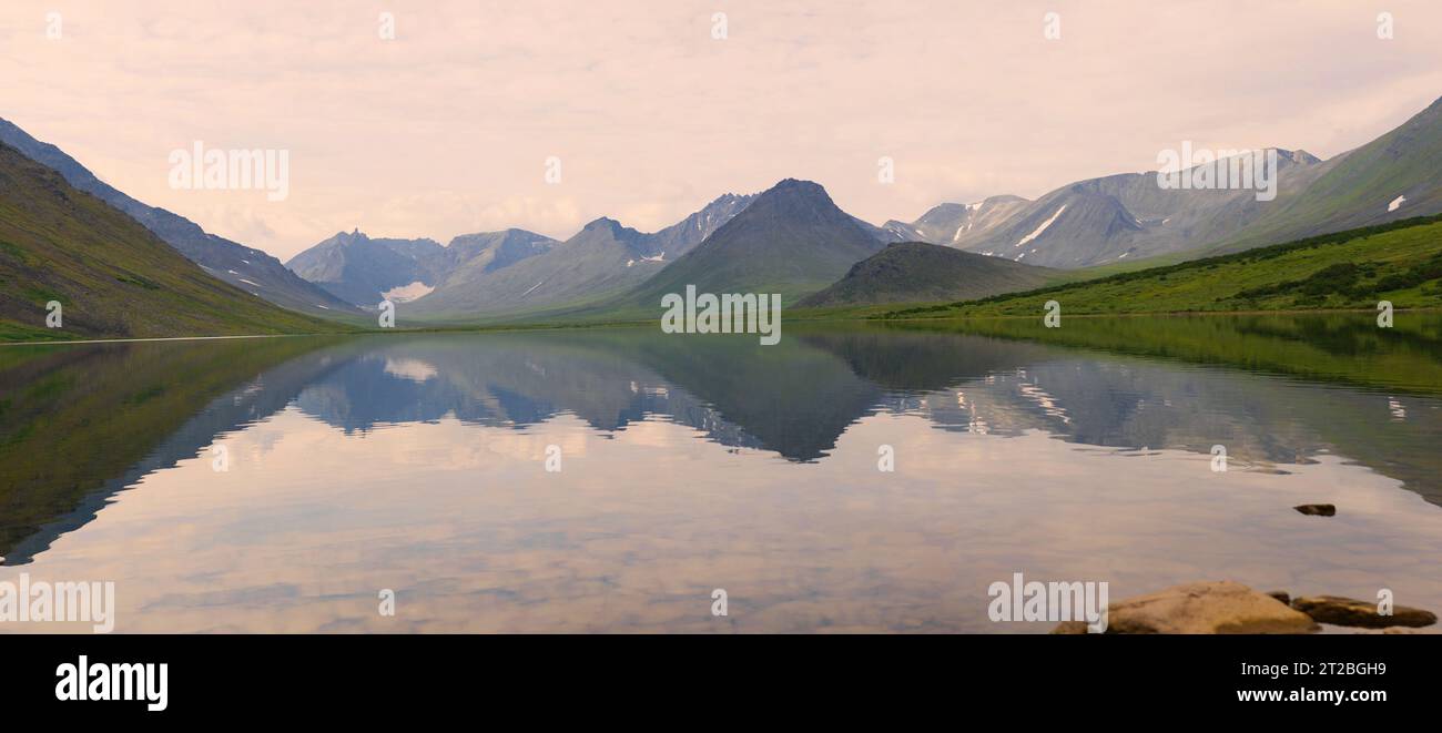 Grande lago Hadatayoganlor nel torbido agosto pomeriggio. Polar monti Urali, Russia Foto Stock