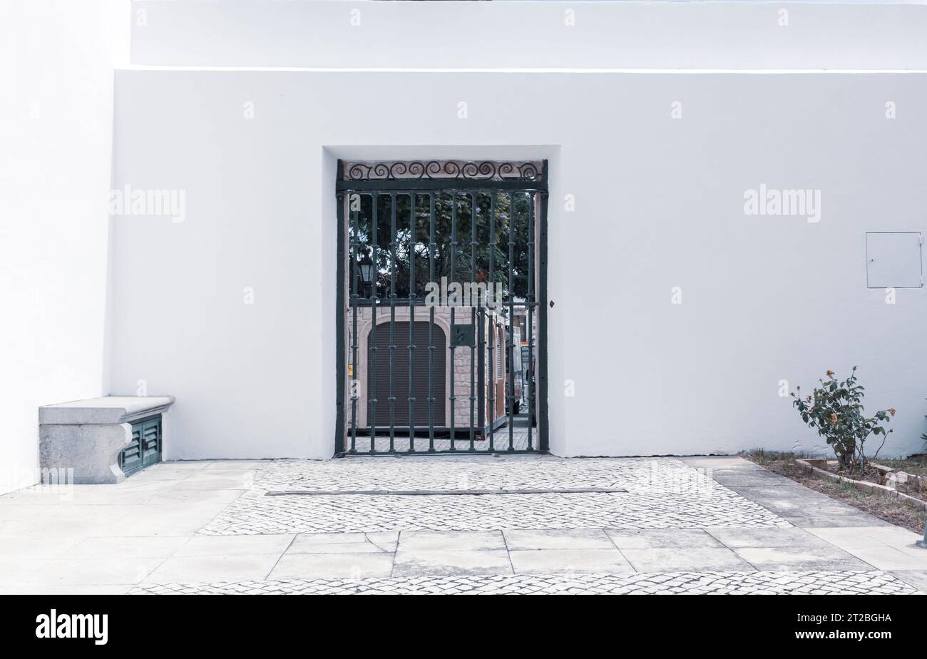 Cancello di ferro in muratura bianca nel centro storico di Faro, Algarve, Portogallo Foto Stock