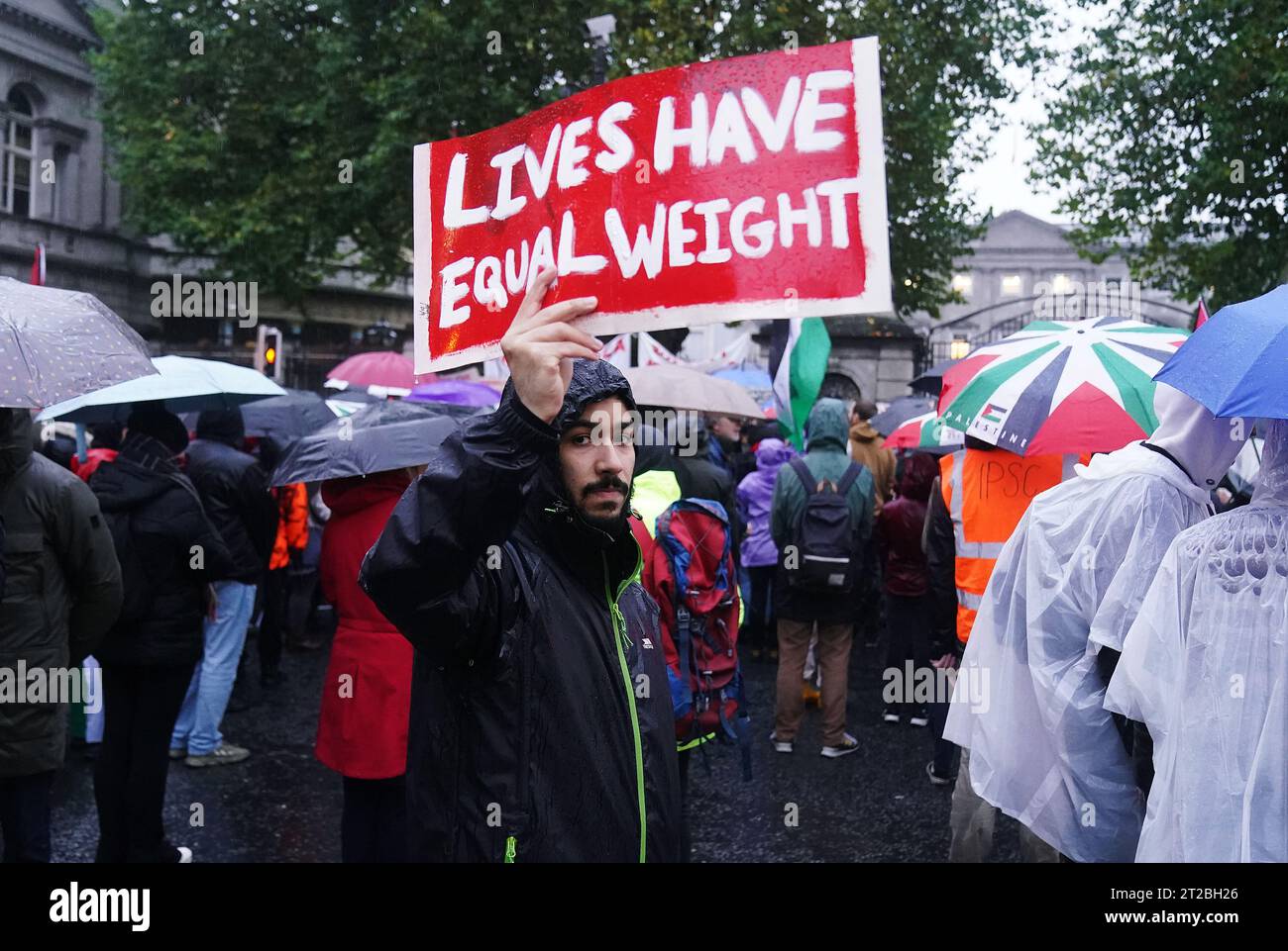 I manifestanti pro-palestinesi prendono parte a una manifestazione contro il conflitto israelo-Hamas fuori dalla Leinster House di Dublino. Data foto: Mercoledì 18 ottobre 2023. Foto Stock
