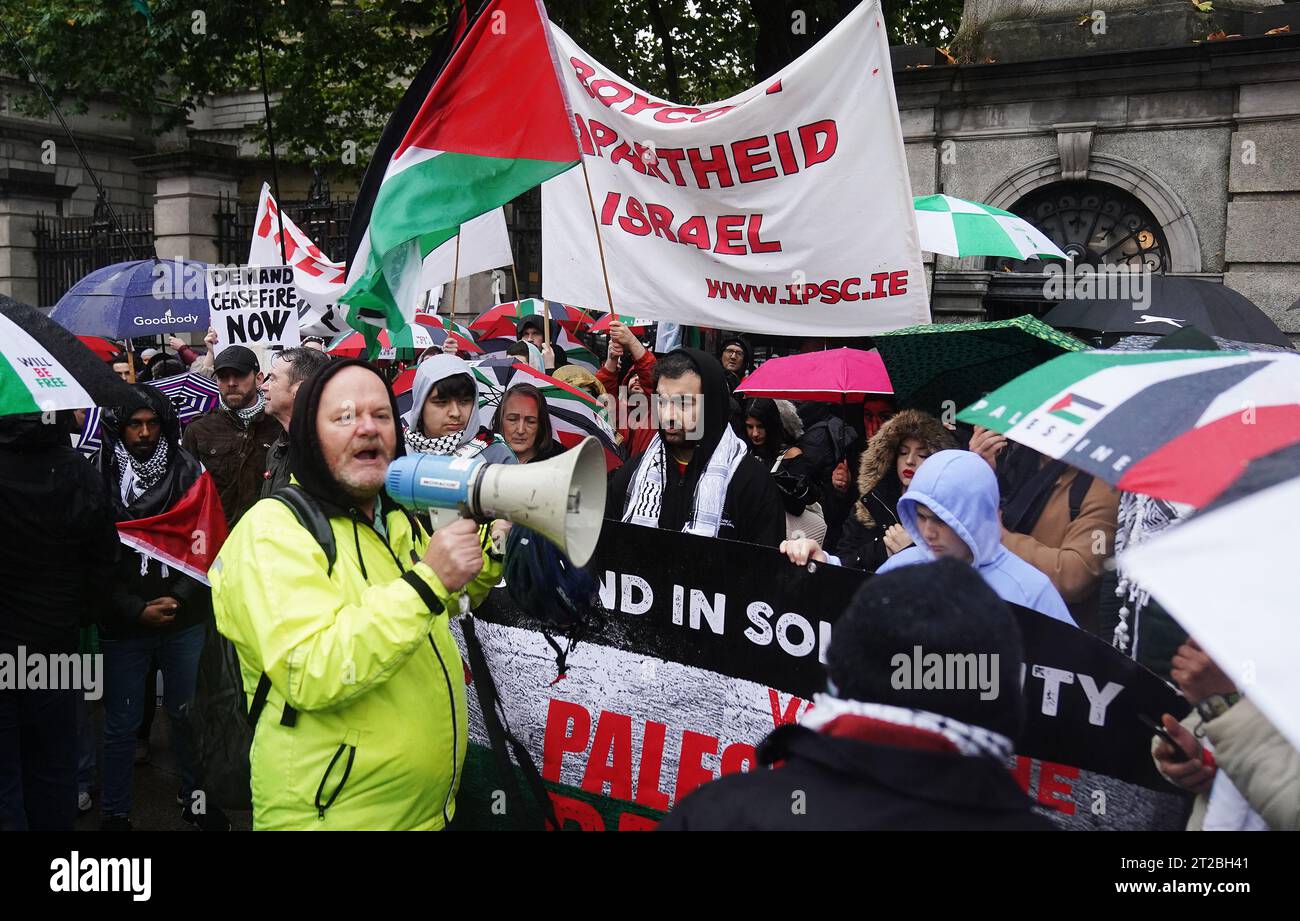 I manifestanti pro-palestinesi prendono parte a una manifestazione contro il conflitto israelo-Hamas fuori dalla Leinster House di Dublino. Data foto: Mercoledì 18 ottobre 2023. Foto Stock