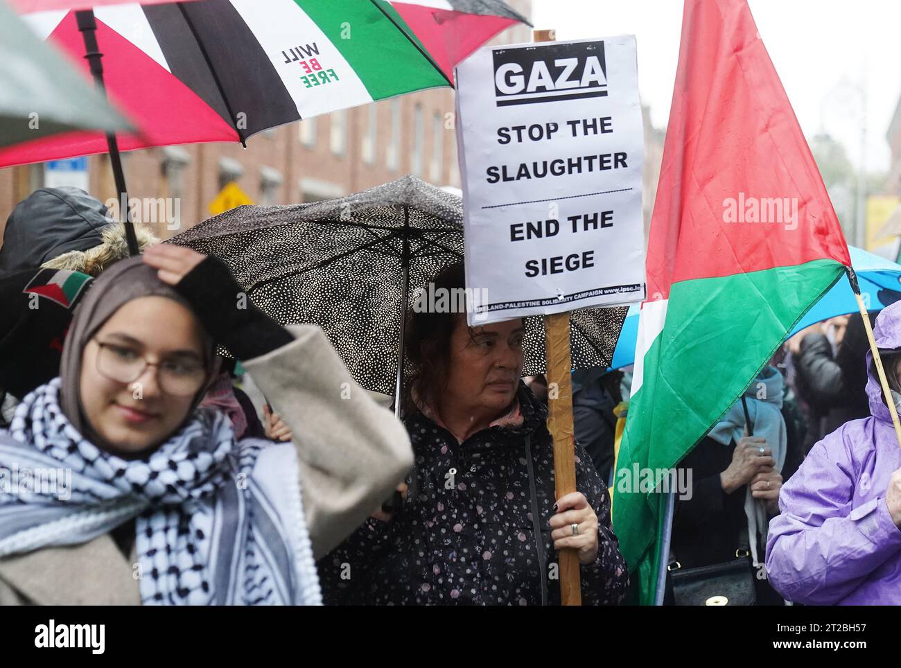 I manifestanti pro-palestinesi prendono parte a una manifestazione contro il conflitto israelo-Hamas fuori dalla Leinster House di Dublino. Data foto: Mercoledì 18 ottobre 2023. Foto Stock