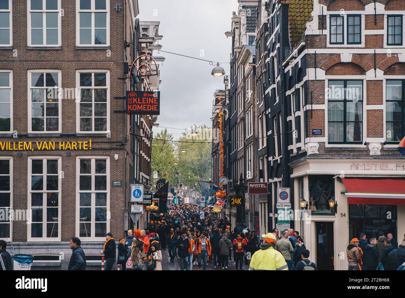 Quartiere a luci rosse durante il festival King's Day. AMSTERDAM, PAESI BASSI-28 APRILE 2019 Foto Stock