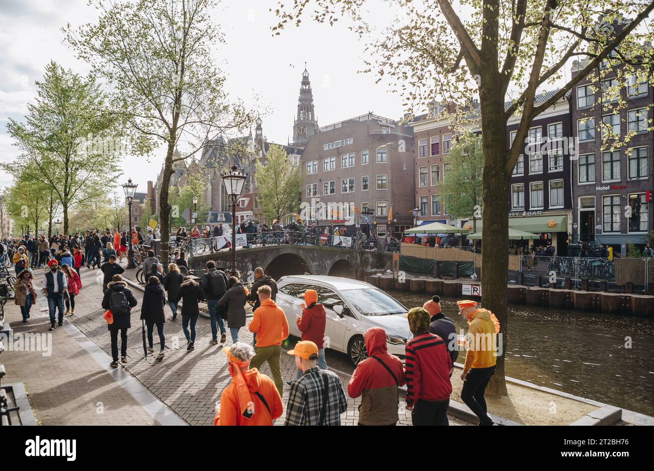 I turisti che camminano nel quartiere a luci rosse il giorno del Re. AMSTERDAM, PAESI BASSI-28 APRILE 2019 Foto Stock