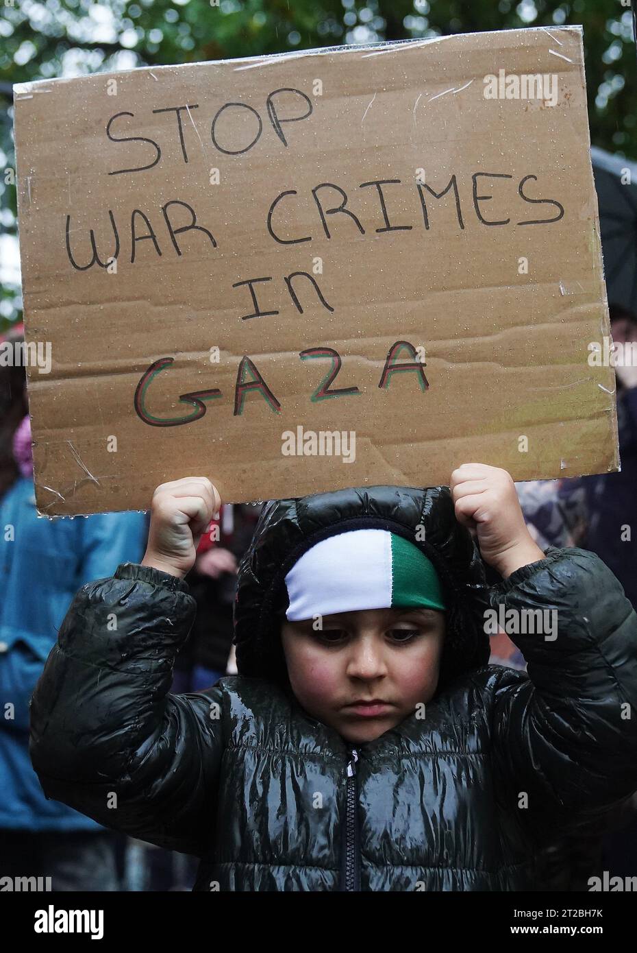 Ryan Atmeh, di quattro anni, si unisce ai manifestanti pro-palestinesi in una manifestazione contro il conflitto israelo-Hamas fuori dalla Leinster House di Dublino. Data foto: Mercoledì 18 ottobre 2023. Foto Stock