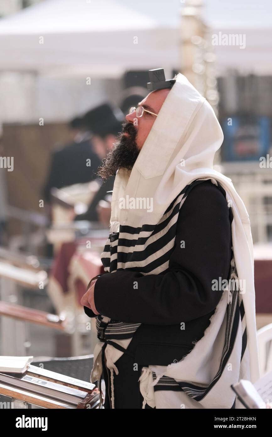 Gerusalemme, Israele - 17 settembre 2022: Primo piano di un ebreo che prega al muro occidentale di Gerusalemme. Foto Stock