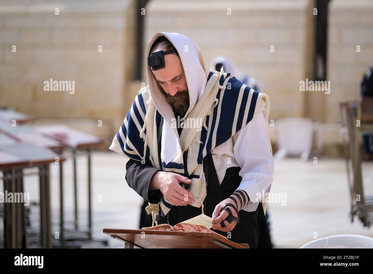 Gerusalemme, Israele - 17 settembre 2022: Primo piano di un ebreo che prega al muro occidentale di Gerusalemme. Foto Stock