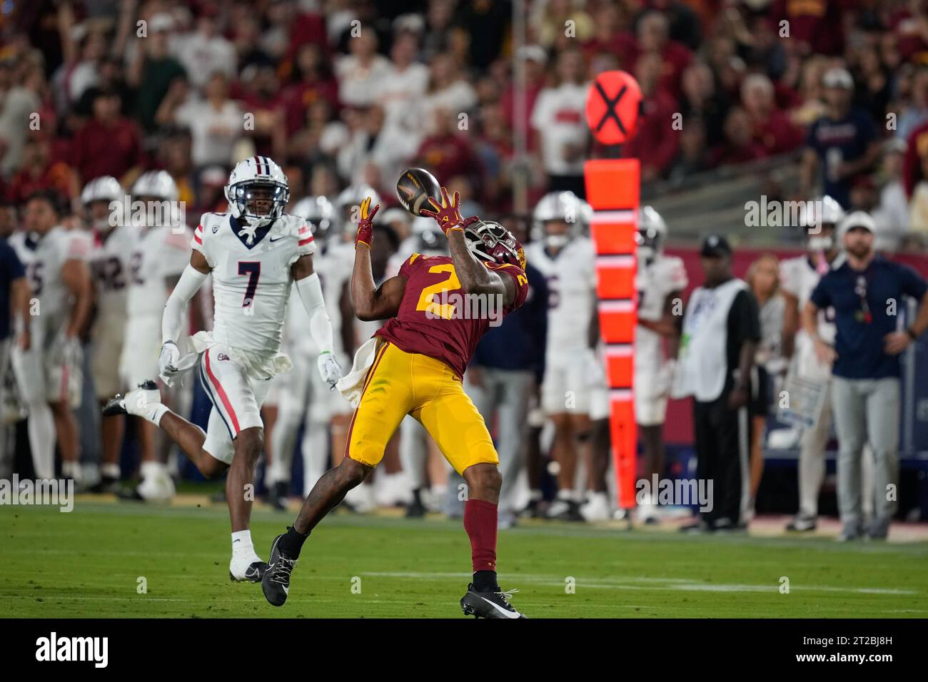 Il wide receiver dei Southern California Trojans Brenden Rice (2) prende la palla per un primo down durante una partita di football NCAA tra l'Università o Foto Stock