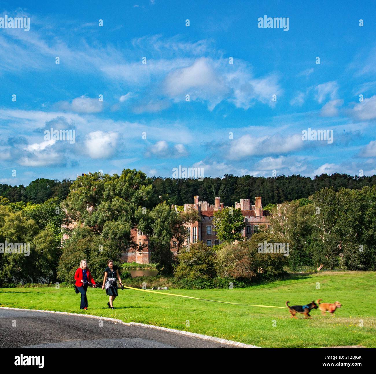 Passeggiate con i cani nei giardini del castello di Herstmonceux, East Sussex Foto Stock