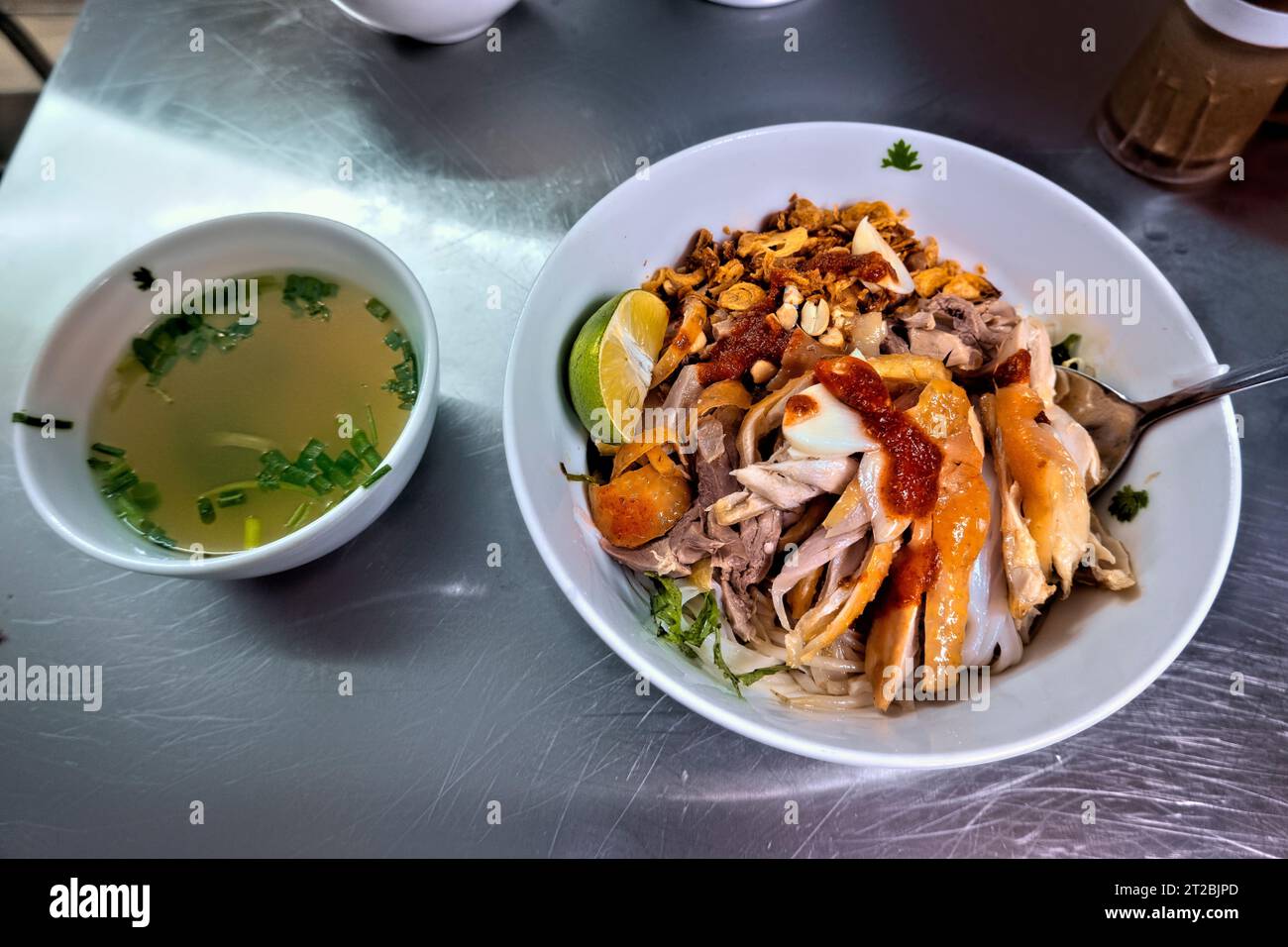 Ciotola fresca di pho secco presso il famoso ristorante Pho GA Nguyet, Hanoi, Vietnam Foto Stock
