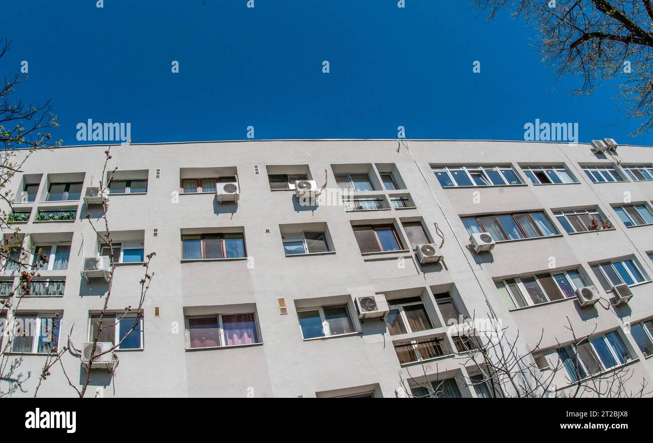 Appartamento casa residenziale e la facciata di Casa Architettura e strutture esterne. Cielo blu su sfondo. Foto Stock