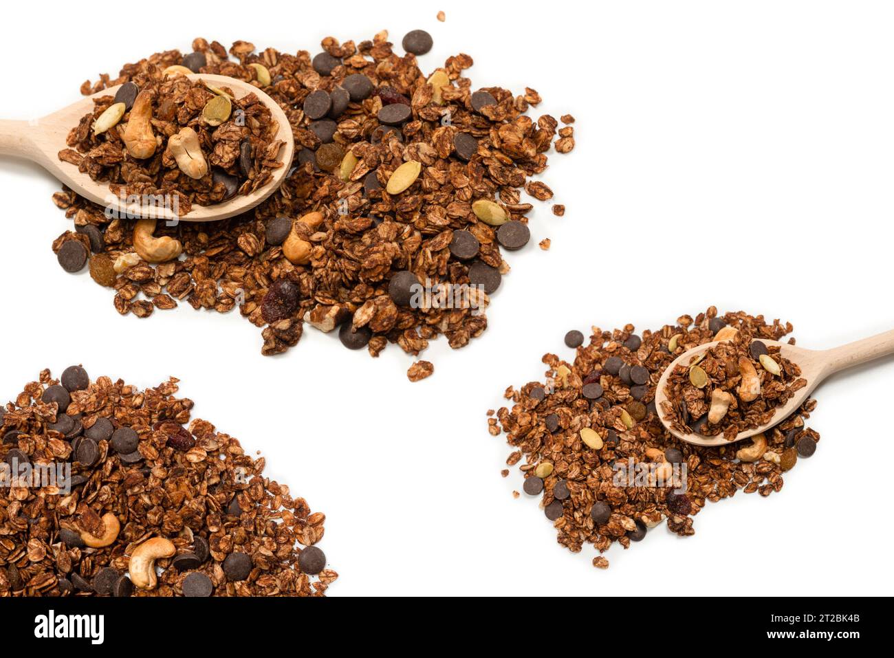 Cereali di muesli al cioccolato con noci. Isolato su bacckground bianco. Foto Stock