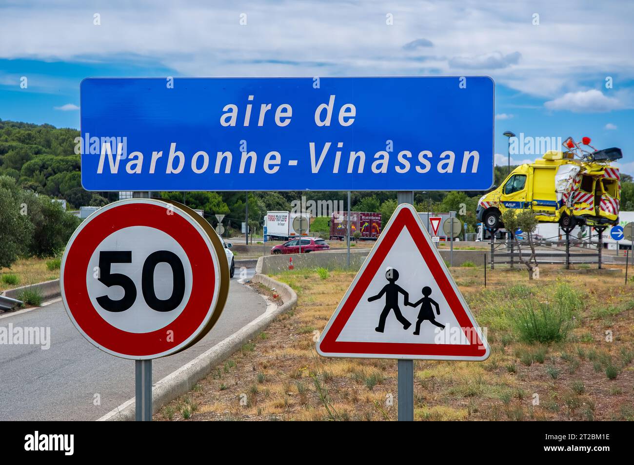 Vinassan, Francia - 31 luglio 2023: Area di servizio Aire de Narbonne Vinassan lungo l'autostrada A9 in Francia Foto Stock