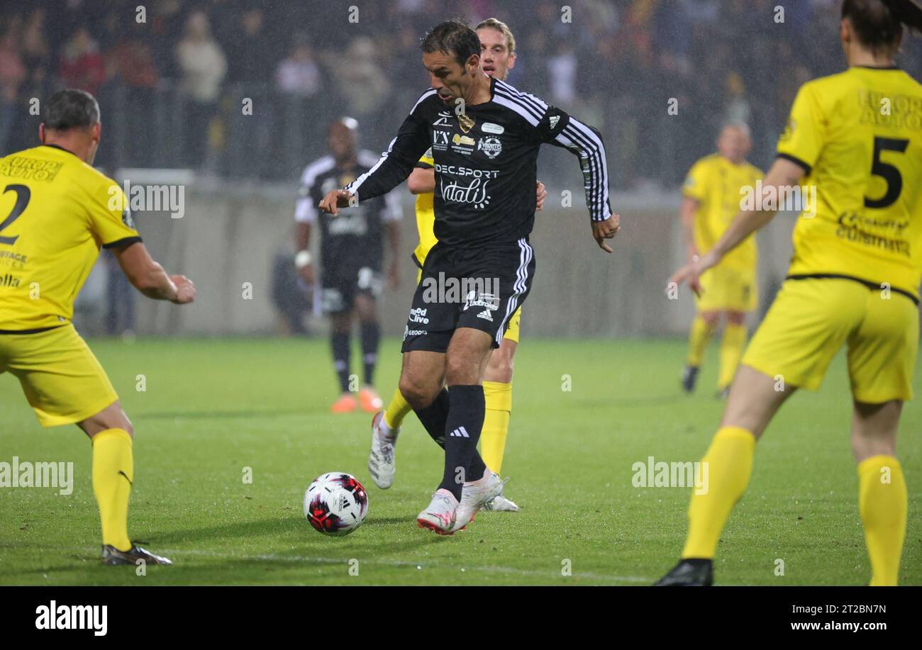 Calais, Francia. 18 ottobre 2023. Robert Pires di VCL raffigurato durante una partita di calcio di gala tra Variety Club France con varie personalità e una squadra di Calais, per l'associazione Les Pieces Jaunes, mercoledì 18 ottobre 2023, a Calais, in Francia. Il belga Hazard ha annunciato la scorsa settimana il suo ritiro. BELGA PHOTO VIRGINIE LEFOUR Credit: Belga News Agency/Alamy Live News Foto Stock
