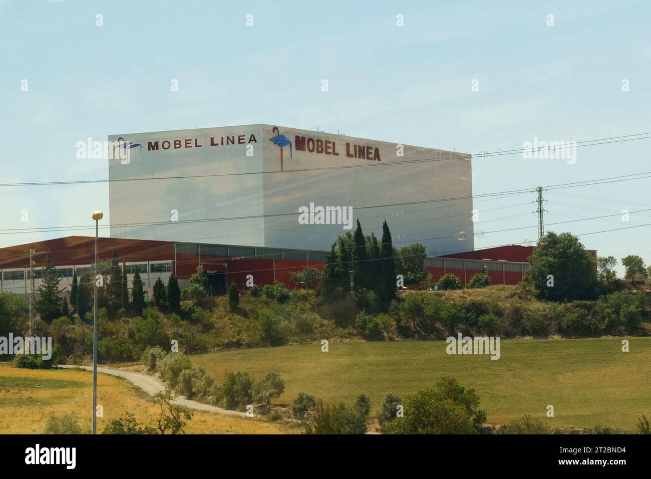 Cervera, Spagna - 15 maggio 2023: Azienda spagnola di produzione di mobili, edificio di produzione con logo. Foto Stock