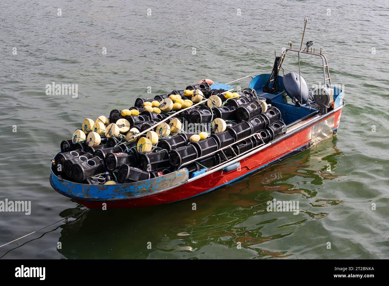 Barca per granchi carica di aragoste ormeggiata al molo. Galizia, Spagna Foto Stock