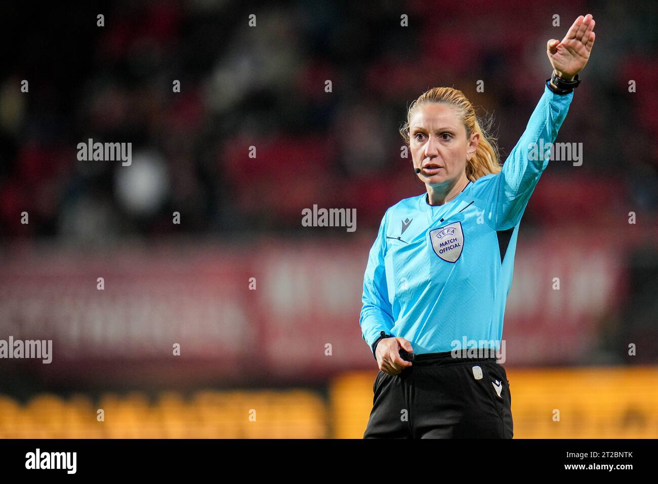 Enschede, Paesi Bassi. 18 ottobre 2023. ENSCHEDE, PAESI BASSI - 18 OTTOBRE: Gesti dell'arbitro Eleni Antoniou durante il secondo turno di UEFA Women's Champions League tra FC Twente e BK Hacken al De Grolsch veste il 18 ottobre 2023 a Enschede, Paesi Bassi (foto di Rene Nijhuis/Orange Pictures) credito: Orange Pics BV/Alamy Live News Foto Stock