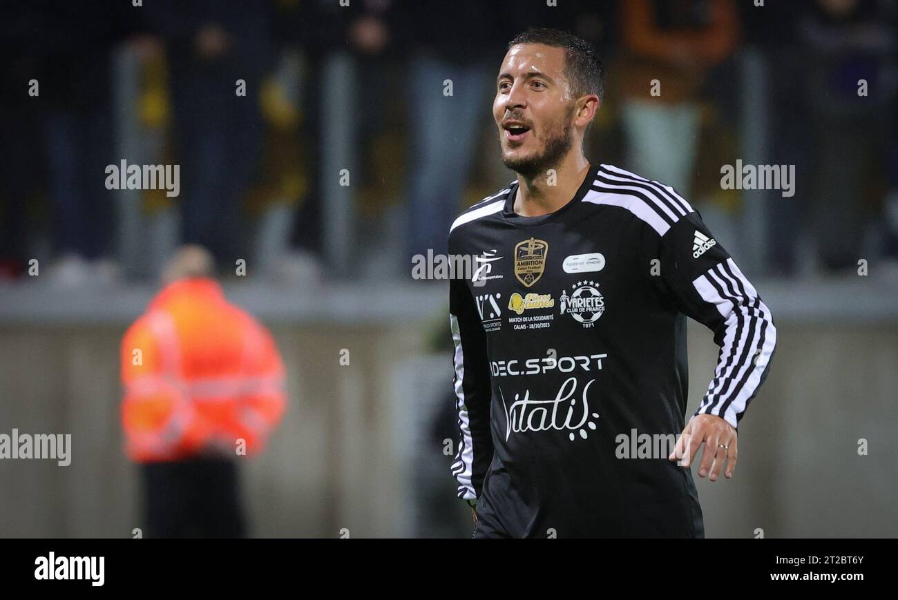 Calais, Francia. 18 ottobre 2023. Eden Hazard del Belgio raffigurato durante una partita di calcio di gala tra Variety Club France con varie personalità e una squadra di Calais, per l'associazione Les Pieces Jaunes, mercoledì 18 ottobre 2023, a Calais, in Francia. Il belga Hazard ha annunciato la scorsa settimana il suo ritiro. BELGA PHOTO VIRGINIE LEFOUR Credit: Belga News Agency/Alamy Live News Foto Stock