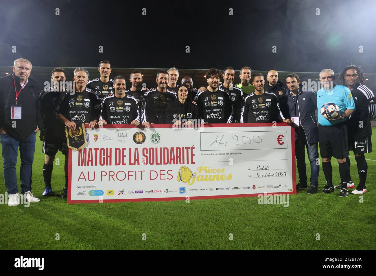 Calais, Francia. 18 ottobre 2023. I giocatori del VCL raffigurati all'inizio di una partita di calcio di gala tra Variety Club France con varie personalità e una squadra di Calais, per l'associazione Les Pieces Jaunes, mercoledì 18 ottobre 2023, a Calais, in Francia. Il belga Hazard ha annunciato la scorsa settimana il suo ritiro. BELGA PHOTO VIRGINIE LEFOUR Credit: Belga News Agency/Alamy Live News Foto Stock