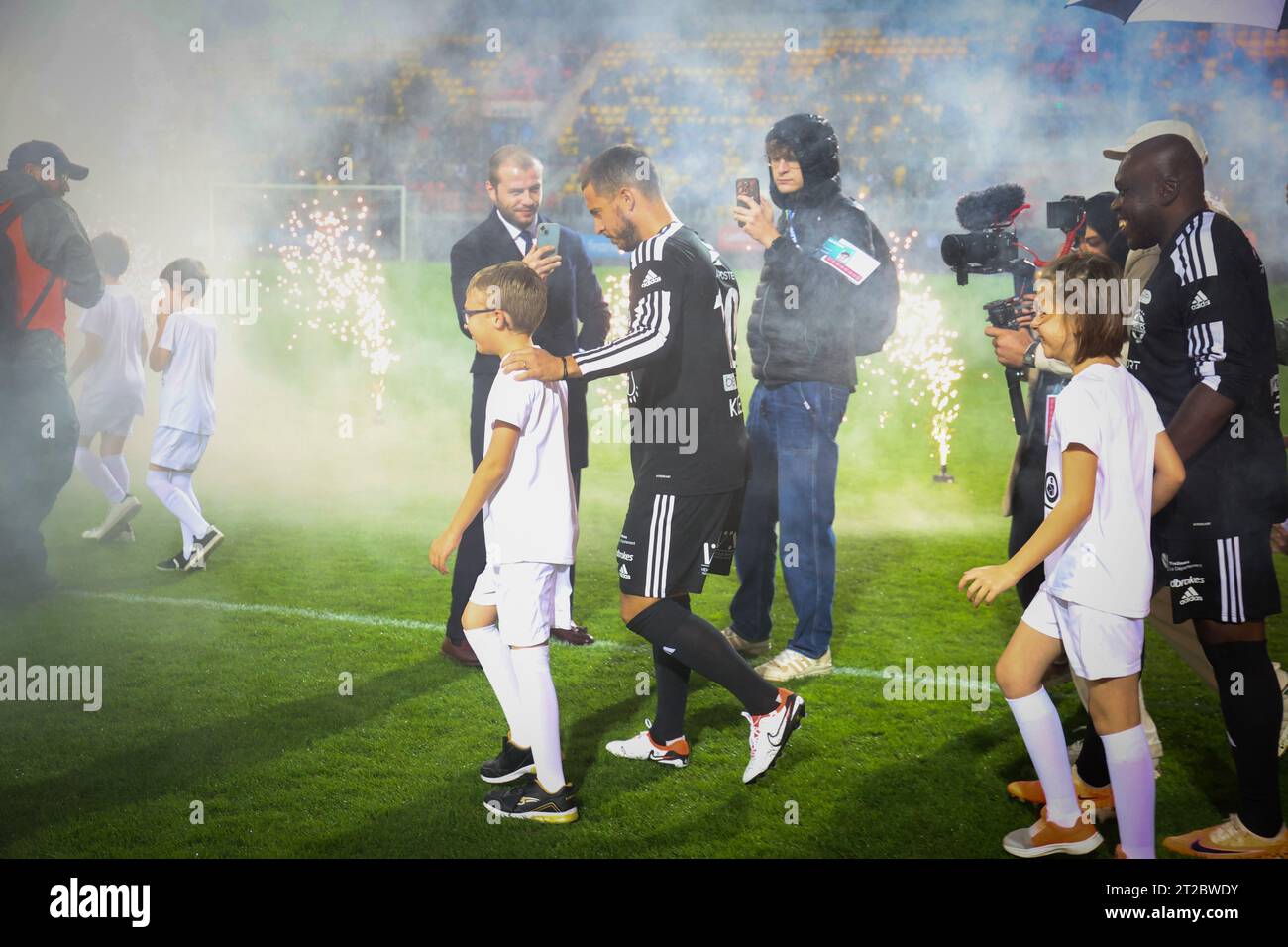 Calais, Francia. 18 ottobre 2023. Eden Hazard del Belgio raffigurato all'inizio di una partita di calcio di gala tra Variety Club France con varie personalità e una squadra di Calais, per l'associazione Les Pieces Jaunes, mercoledì 18 ottobre 2023, a Calais, in Francia. Il belga Hazard ha annunciato la scorsa settimana il suo ritiro. BELGA PHOTO VIRGINIE LEFOUR Credit: Belga News Agency/Alamy Live News Foto Stock