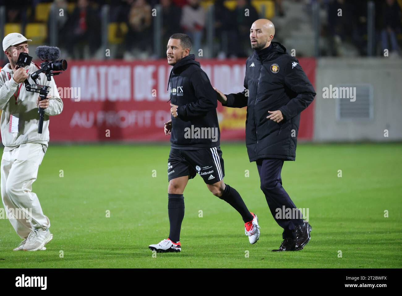 Calais, Francia. 18 ottobre 2023. Eden Hazard del Belgio raffigurato prima di una partita di calcio di gala tra Variety Club France con varie personalità e una squadra di Calais, per l'associazione Les Pieces Jaunes, mercoledì 18 ottobre 2023, a Calais, in Francia. Il belga Hazard ha annunciato la scorsa settimana il suo ritiro. BELGA PHOTO VIRGINIE LEFOUR Credit: Belga News Agency/Alamy Live News Foto Stock