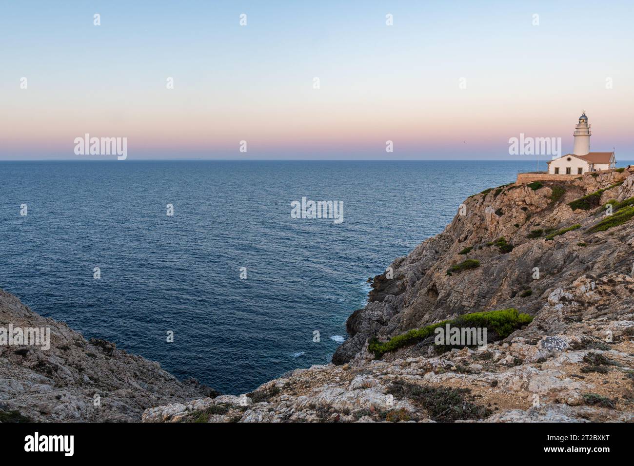 La splendida costa con le acque turchesi del Mar Mediterraneo e le splendide scogliere di Cala Ratjada sull'isola di Maiorca, in Spagna Foto Stock