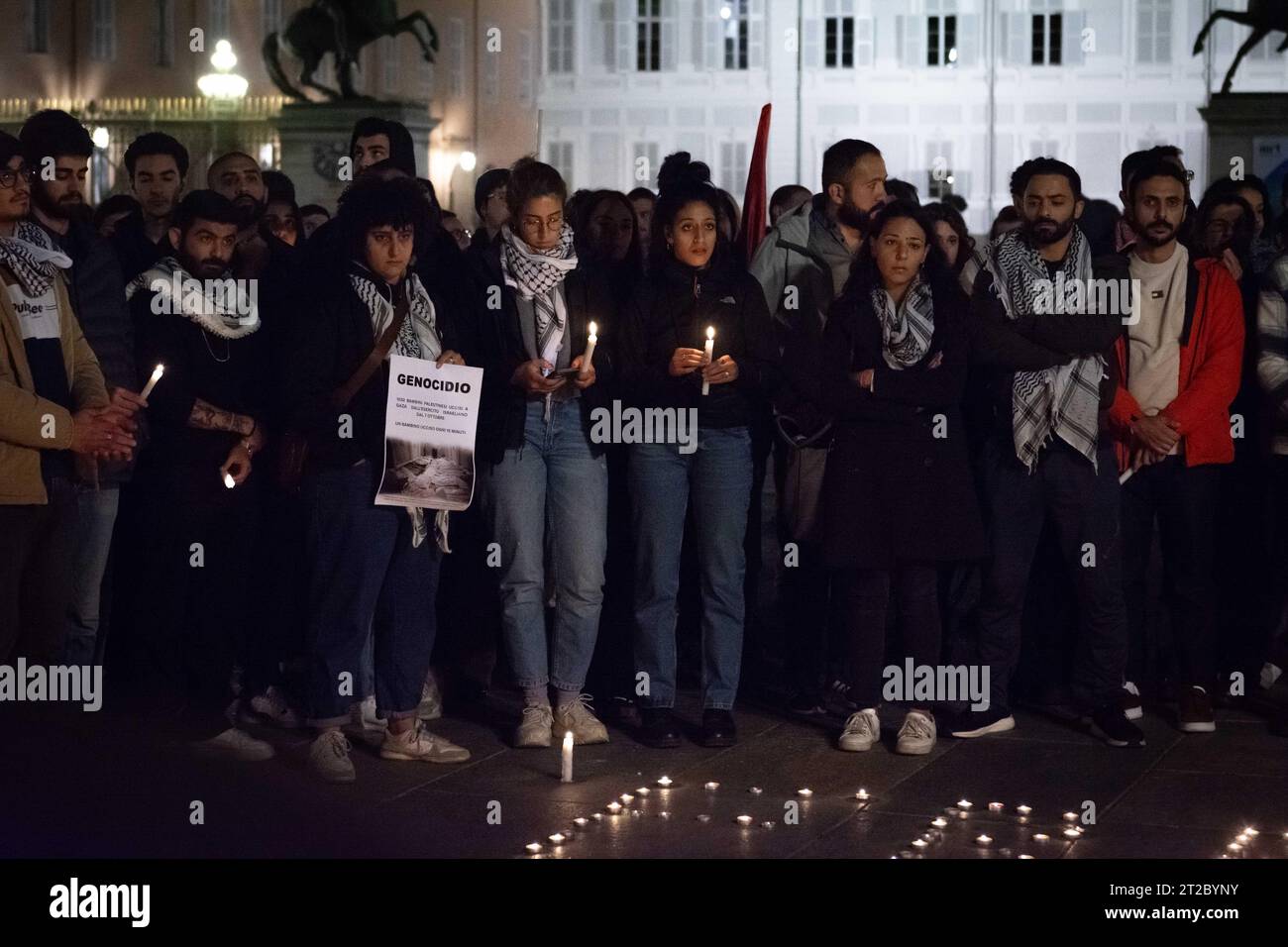 Torino, Torino, Italia. 18 ottobre 2023. Evento Torchlight a Torino, in solidarietà con la popolazione di Gaza dopo l'attacco aereo all'ospedale di al-Ahli che ha lasciato ucciso 500 civili a Gaza, in Palestina. (Immagine di credito: © Matteo Secci/ZUMA Press Wire) SOLO USO EDITORIALE! Non per USO commerciale! Foto Stock