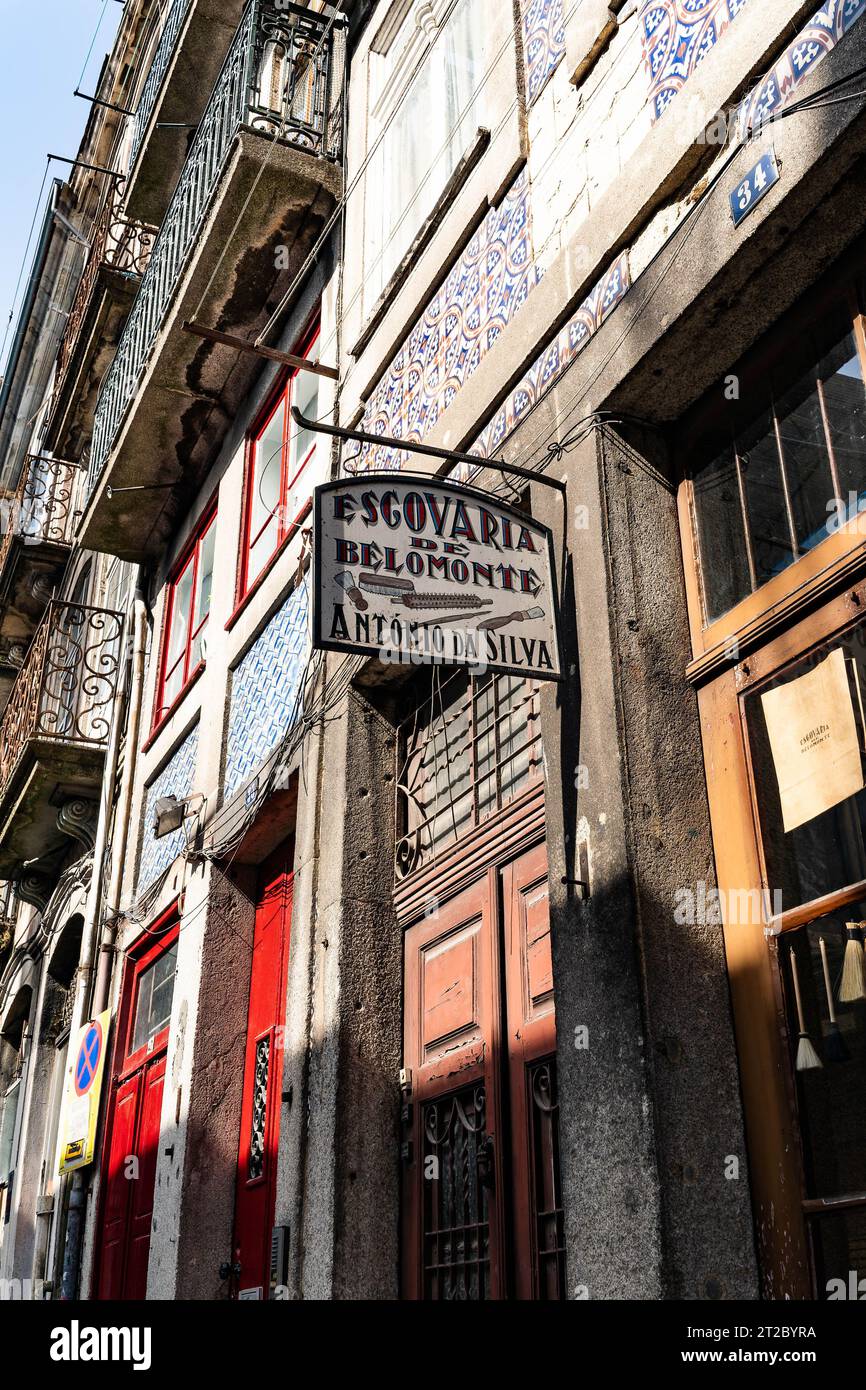 Insegna del negozio di escovaria tradizionale portoghese nella storica via Porto con piastrelle azulejo Foto Stock