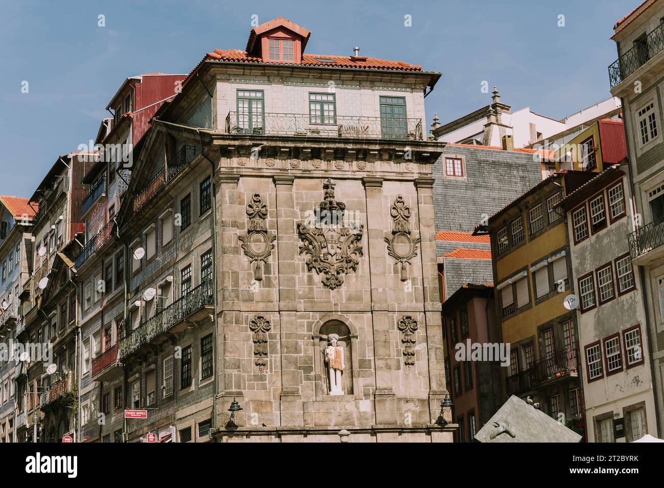 Facciata storica della chiesa barocca con sculture in pietra ornate nel centro storico di Porto Foto Stock