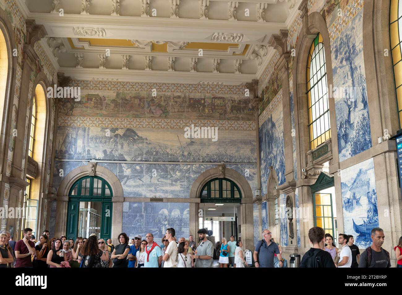 L'interno della storica stazione ferroviaria con murali piastrellati di azulejo e soffitto decorato a Porto Foto Stock